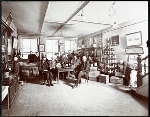 Grupp män som dricker vin hos G.L. Nicholas, vin- och sprithandlare, 43 Beaver Street, New York, 1895 (silvergelatintryck)